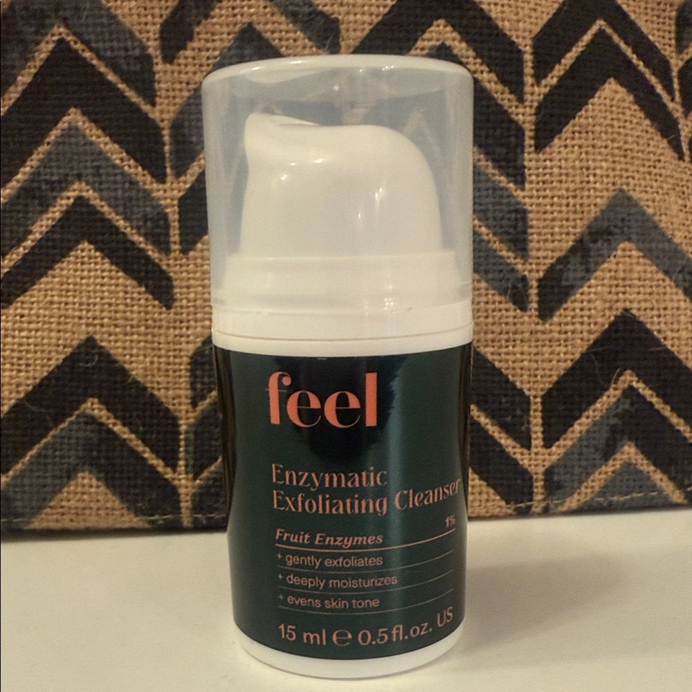 Feel Enzymatic Exfoliating Cleanser - Black and White